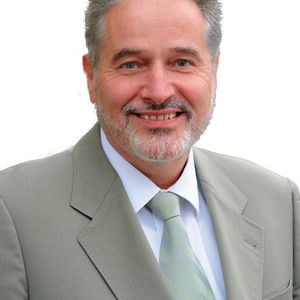 Manfred Preiß, Vice President Sales automatisierte Systeme bei SSI Schäfer Peem: „Mit neueren Umlaufregalsystemen wie unserem Carousel, die nach dem Ware-zum-Mann-Prinzip arbeiten, können Pickraten von 200 oder 250 bis auf 1000 Zeilen pro Stunde erhöht werden.“Bild: SSI Schäfer