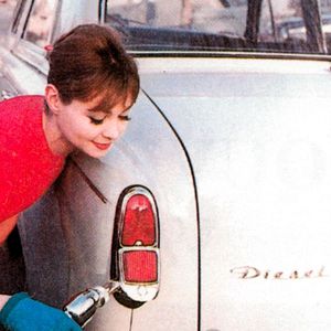 Konkurrenz für den Ponton-Mercedes: Der bei Pininfarina designte und 1955 lancierte Peugeot 403 avancierte zum ersten Millionseller der Marke.(Bild:  Peugeot)