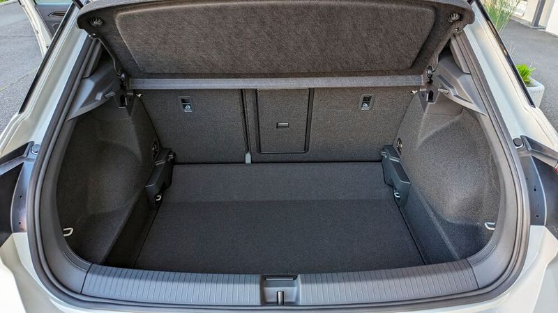 Der Kofferraum bietet mit nach unten gelegtem Ladeboden bis zu 445 Liter Volumen – angesichts der kompakten Außenabmessungen ein guter Wert. (Bild: Rosenow – VCG)