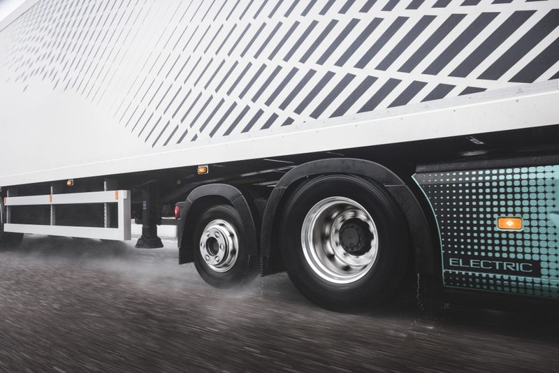Mit der dritten Liftachse erreicht Volvo Trucks eine bessere Gewichtsverteilung mit schweren Aufliegern. (Bild: Volvo Trucks)