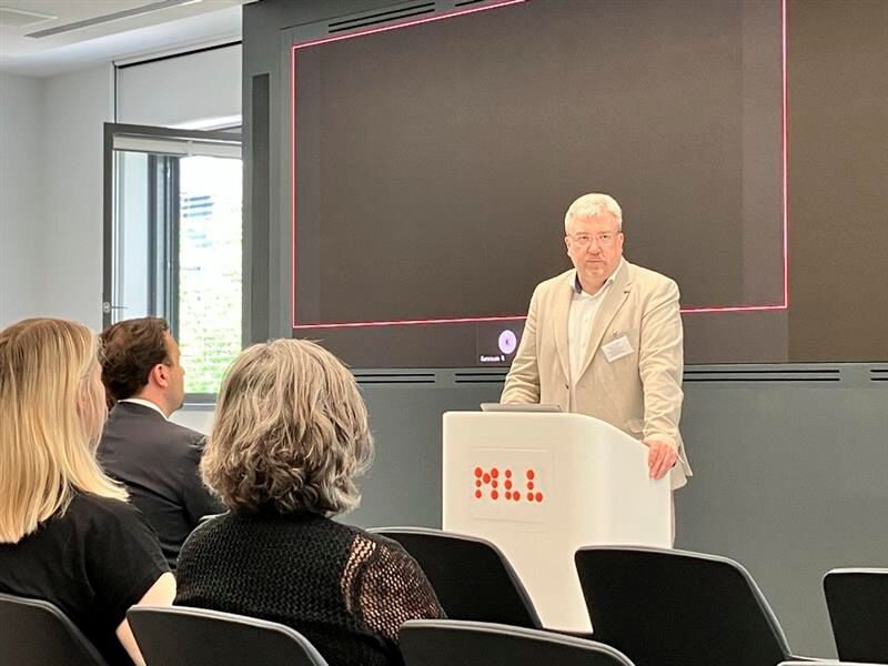 Dr. med. Gregor Hörmann ist Laboratoriumsmediziner und Geschäftsbereichsleiter für Diagnostik Phänotyp im Münchner Leukämielabor. Er übernimmt die Begrüßung der Presseveranstaltung.  (Bild: © Serina Sonsalla)