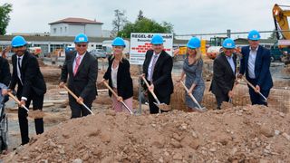 Dr. Schneider-Chef Parag Shah (3.v.l.) nahm zusammen mit den Gesellschaftern und anderen Verantwortlichen den ersten Spatenstich für das neue Management & Project-Center vor. (Foto. Dr. Schneider)