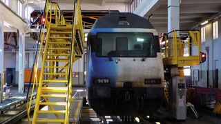 Mit je zwei Spindelhubgetrieben lassen sich die zwei Arbeitsbühnen (gelb) in der Höhe verstellen.  (Bild: Nozag)