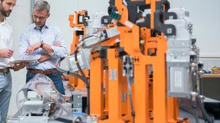 Die moderne Fertigung sieht sich derzeit vor drei grundlegenden Herausforderungen gestellt, wie die Spezialisten von MES Consult registrieren. Welche das sind, und wie man diese sinnvoll unter einen Hut bekommt, verrät ein Experte aus dem Unternehmen ... (Bild: Works-Zone)