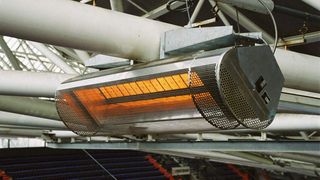 Bild 1: Eine Strahlungsheizung ist eine Möglichkeit, große Flächen energieeffizient zu beheizen. Sie funktioniert nach dem Prinzip der Sonne. Infrarotstrahlung erwärmt dabei Körper, ohne dass ein Trägermedium notwendig ist. (Archiv: Vogel Business Media)