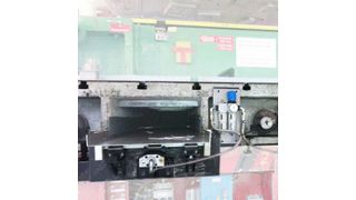 PSKS 60 mit Stanzschrott auf der Rinne, links und rechts verstärkte Rinnenhalter, oben im Hintergrund das große Werkzeug. (Bild: GSW Schwabe)