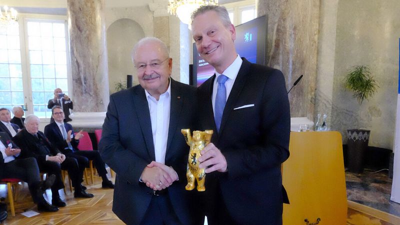Den Berliner Bären erhielt Karpinski (l.) für seinen Einsatz für den Verband in Berlin aus den Händen von ZDK-Präsident Arne Joswig. (Bild: Zietz – VCG)