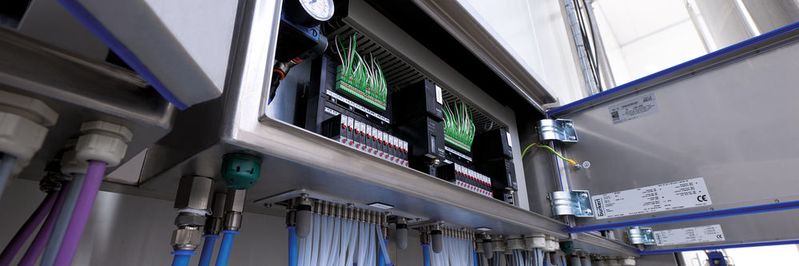 Die modularen Schaltschranklösungen von Bürkert können direkt in der Anlage im unmittelbaren Prozessumfeld montiert werden.(Bild:  Bürkert)