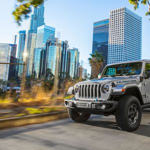 Jeep stattet seinen Paradeoffroader Wrangler mit einem Plug-in-Hybrid-Antrieb aus.(Bild:  Jeep)