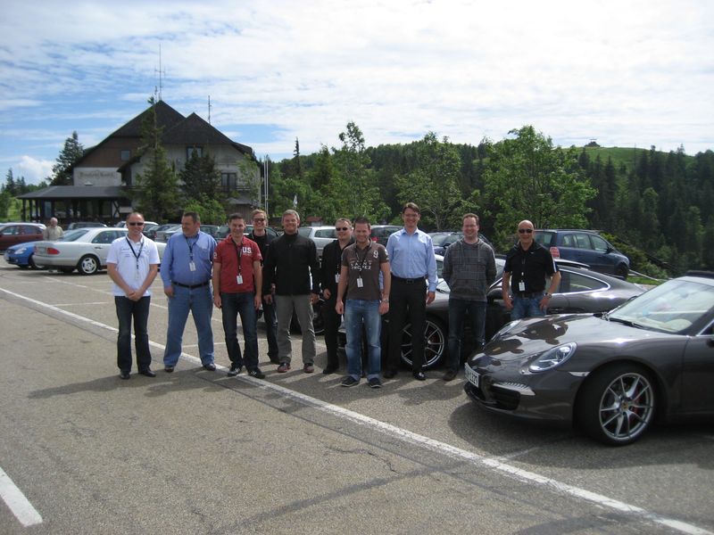 Ein Teil der Tour-Mannschaft bei einer kurzen Rast (v.l.): Jan Ostrowski (Comline), Heinz Waldraff (WITstor GmbH), Walter Keller (Lake Solutions AG), Marco Bruderreck (CommVault), Jan Trinkl (CommVault), Andreas Mayer (CommVault), Dennis Sander (ahd hellweg Data GmbH), Stefan Krauskopf (Cancom), Michael Koch (Anders & Rodewyk), Remo Dubacher (LC Systems-Engineering AG)  (Archiv: Vogel Business Media)