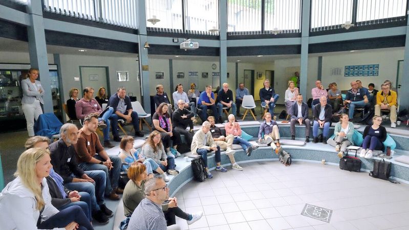 In der Rotunde der BFC in Northeim informierten sich die Berufsschullehrer.(Bild:  Zietz - VCG)