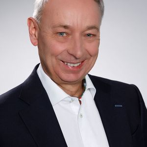 Bobbie Linkenbach hat sich als Senior Vice President bei der Yaskawa-Sektion Drives & Motion Controls bewährt und bleibt im Amt.(Bild:  Independend light gmbh)