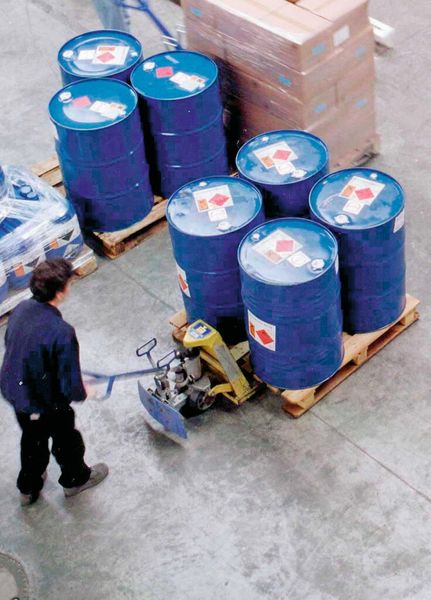 Umschlag von gefährlichen Gütern bei Hellmann. Eine eigene Gefahrgutabteilung mit spezifischem Know-how für viele Branchen steht den Kunden zur Verfügung. (Bild: Hellmann)