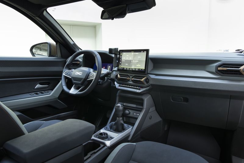 Das Cockpit ist ergonomisch und... (Bild: Dacia)
