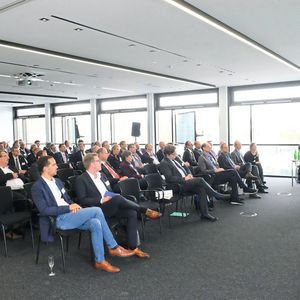 Eröffnungsfeier im großen Veranstaltungssaal des neuen Komzet-E.(Bild:  Zietz/»kfz-betrieb«)