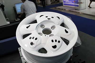 ... wie sich der Prototyp einer bärigen Autofelge mit einem pfiffigen System abtasten und mit allen Details schnell in einen 3D-Datensatz verwandeln lässt, ... (Bild: Königsreuther)