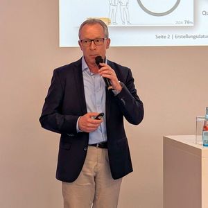 Peter Hermges verwies in seinem Vortrag auf das Volkswagen Group Schadensnetz, das die VW-Partner in der Abwicklung von Unfallschäden unterstützt.(Bild:  Rosenow – VCG)