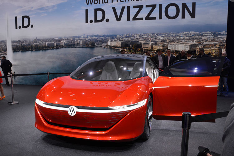 Bis 2022 will VW ein elektrisches Flaggschiff der ID-Baureihe auf die Straße bringen. Die in Genf präsentierte Studie „Vizzion“ gibt darauf einen ersten Ausblick. (Schreiner/»kfz-betrieb«)
