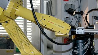 Bild 1: Mit dem Fanuc-Roboter werden die Teile in das Spritzwerkzeug eingelegt. Bild: Fanuc Robotics (Archiv: Vogel Business Media)