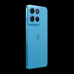 Ebenso wie die anderen neu vorgestellten Motorola-Phones gibt es auch das Moto g17 in angesagten Pantone-Farben – hier in Alaskan Blue.(Bild:  Motorola)