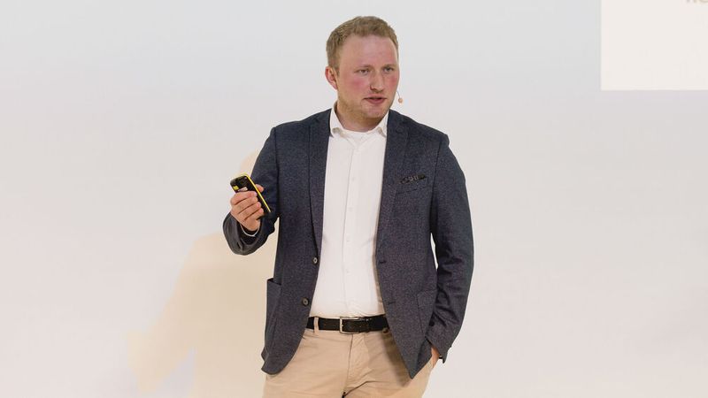 Jan Dückinghaus von Auto Weller präsentierte die Weller-App, mit der die Autohausgruppe alle Prozesse im Gebrauchtwagengeschäft steuert. (Bild: Stefan Bausewein)