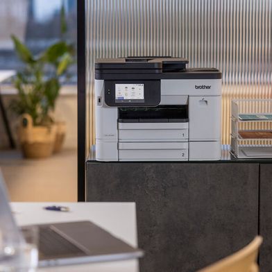 Die beiden neuen Tinten-Multifunktionsdrucker von Brother, hier der MFC-J5110DW mit zwei Papierkassetten, sind die ersten A4-Geräte mit dem piezoelektrischen Maxidrive-Druckerchip. (Bild: Brother)