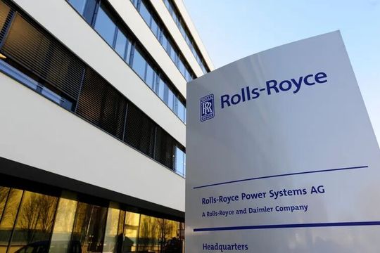 Blick auf das Headquarter von Rolls-Royce Power Systems in Friedrichshafen. Dort arbeiten weit über 6.000 Angestellte, die jetzt erste Anzeichen dafür erkennen wollen, dass das Unternehmen so einige Arbeitsplätze ins Ausland verlagern könnte – trotz voller Auftragsbücher ...(Bild:  Rolls-Royce Power Systems)