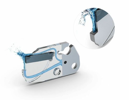 (Mit dem additiv hergestellten Stechmodul und dem patentierten ACS (Arno Cooling System) zur Unterspülung des Spans lassen sich Werkzeugstandzeiten um bis zu 300 Prozent verlängern. Quelle: Arno)