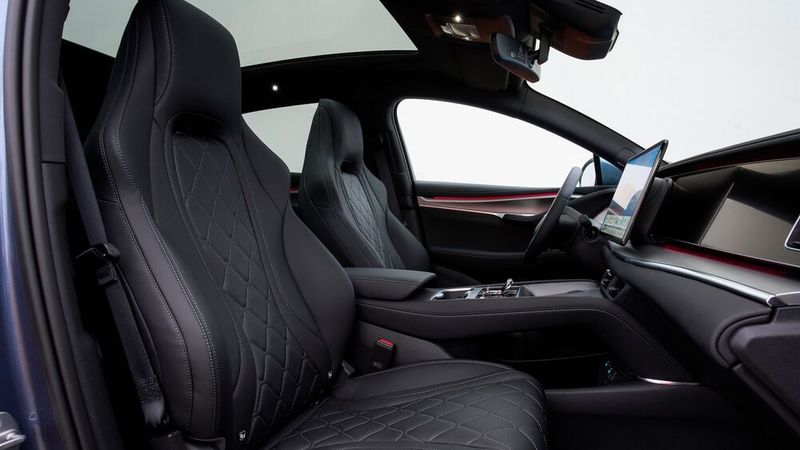 Die geräumige Kabine ist wohnlich und mit hochwertigen Materialien eingerichtet. (Bild: BYD)