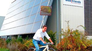 Siegfried Schröpf, Geschäftsführer des Solar-Unternehmens Grammer Solar, erhielt als einer der ersten Kunden sein 12 kg Freygeist Bike. (Bild: Grammer Solar)