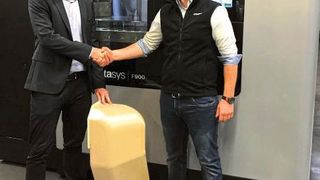 André Bialoscek, Head of Vehicle Physical Integration Hennigsdorf, Bombardier, mit einem 3D-gedruckten Luftkanal, gemeinsam mit Dominik Müller, Strategic Account Manager bei Stratasys (Stratasys)