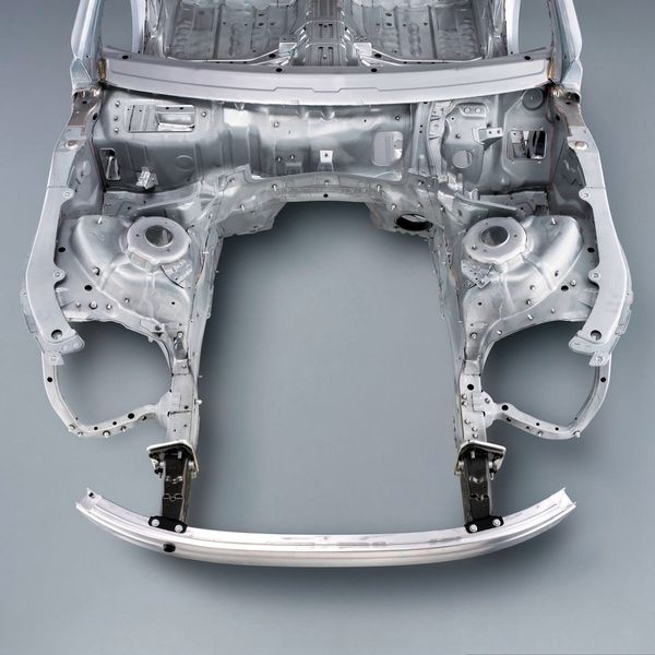 Träger von Frontstoßstangen, B-Säulen und ähnlichem werden warm umgeformt und erhalten durch das Tailored-Tempering-Verfahren lokal vorgegebene Festigkeitseigenschaften. (Bild: Daimler)