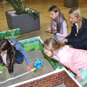 Schüler der Grundschule Heusweiler erproben eine der kleinen Lernwelten und messen Abstände, um einen Mini-Roboter zu programmieren. 