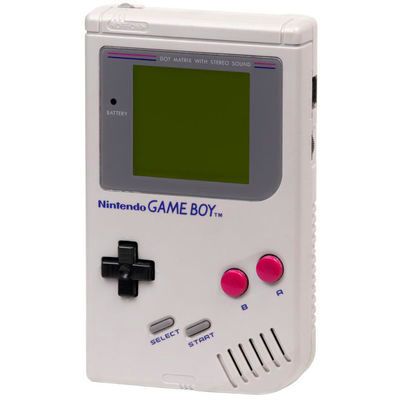 Nachdem sich das Konzept von Konsolen mit auswechselbaren Cartridges mit dem NES bewährt hatte, setzte Nintendo die Technologie auch erfolgreich im Handheld-Markt um: Am 21. April 1989 erschien der erste Game Boy. Das 160 × 144 Pixel große LCD-Display des auf einer Custom-8-Bit-CPU (Sharp LR35902) basierenden Geräts konnte zwar nur vier unterschiedliche Graustufen darstellen, während andere Konkurrenten schon mit tragbaren Spielen in Farbe aufwarten konnten. Unschlagbar waren dagegen der Preis (unter 90 US-$ bei Markteinführung) und die Energieeffizienz (bis zu 30 Stunden Spielzeit bei 4 AA-Batterien), die zum großen Erfolg der Produktlinie beitrugen. 1998 erschien der abwärtskompatible Nachfolger Game Boy Color im ähnlichen Format, der auch tragbaren Nintendo-Spiele Farben beibrachte. (Bild: gemeinfrei)