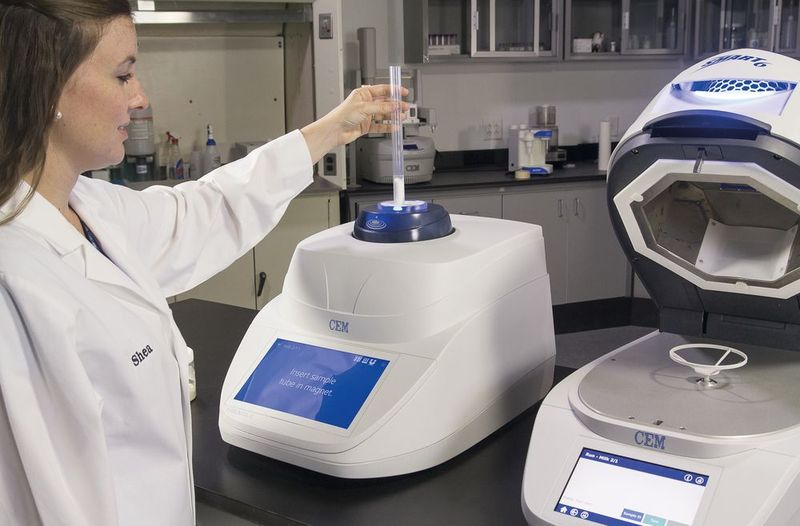 Abb. 1: Die vorher getrocknete Probe wird in das Oracle-Modul zur Fettbestimmung eingesetzt. (Bild: CEM)