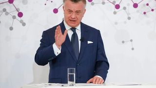 Christian Kullmann, der Chef von Evonik, ist der Meinung, dass der CO2-Emissionshandel nichts bringt: „Das System gehört entweder reformiert oder gleich ganz abgeschafft!“ Lesen Sie hier, warum der Manager das fordert ... (Bild: Evonik)