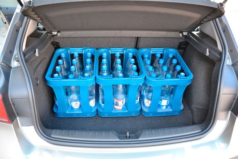 … bequem drei Kästen Mineralwasser. Durch Umklappen der Rückenlehnen lässt sich das Kofferraumvolumen auf 1.200 Liter erweitern. (Michel / »kfz-betrieb«)