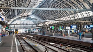 Der Bahnstreik läuft! Wenn es hart kommt, bis Montag. Allerdings kostet das die Industrie eine ganze Menge Geld, weil auch der Güterverkehr auf der Schiene zum Erliegen gekommen ist – und das in einer sowieso schon angespannten Lage ... (Bild: S. Strubbe)