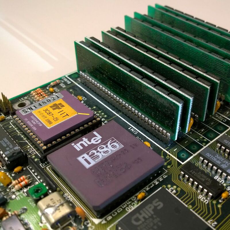 Das erste Exponat unseres virtuellen Hardware-Museums ist ein 25 Jahre als Intel 80386 nebst Coprozessor und Mainboard.
