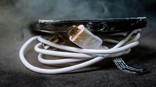 Lithium-Ionen-Akkus haben den großen Nachteil, dass sie explodieren können. Wie genau es dazu kommt, haben jetzt zwei Chemiker der Universität Ulm herausgefunden. Lithium-Ionen-Akkus bilden beim Aufladen sogenannte Dendrite – die zu einer Explosion führen können.  (©Kajanan - stock.adobe.com)