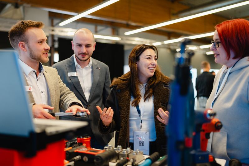 Fachgespräche sind das, was die Schraubtec so beliebt unter den Besuchern und Ausstellern macht. (Bild: tinografiert)