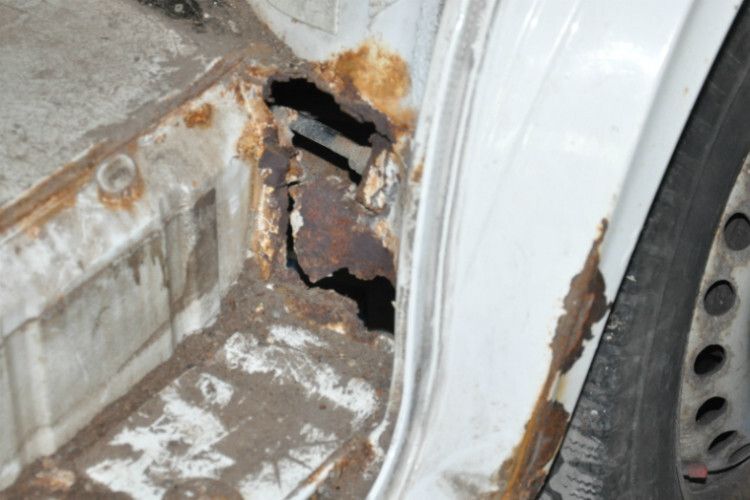 Freier Blick durchs Blech: Diverse Löcher mussten geschweißt werden. (Foto: Kfz-Innung)