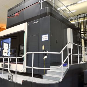 Geschlichtet werden die grossen Rahmen für Druckwerke auf einem Bearbeitungszentrum Dixi  270 U mit 2700 x 2700 x 1700 mm Arbeitsraum.