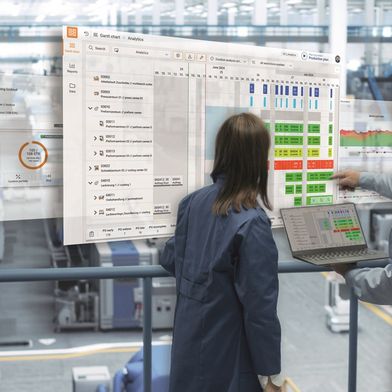 Das APS‑System Ganttplan ergänzt PPS‑Funktionen um kapazitätsgeprüfte Planungs-, Monitoring‑ und Transparenzfunktionen und visualisiert Auftragsplanung, Ressourcen‑Ampeln sowie Kennzahlen direkt in der Produktionsumgebung. (Bild: 792699099_Gorodenkoff@AdobeStock/Bildkomposition Dualis)