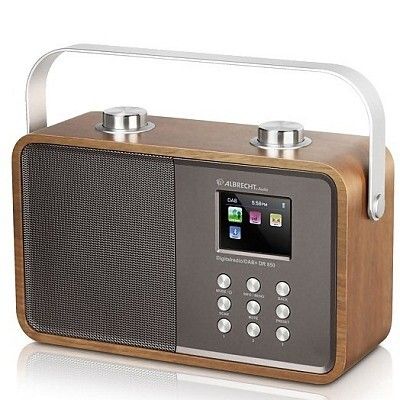 ALBRECHT DR 850 von Alan ECTRONICS: Das neue ALBRECHT Digitalradio DR 850 im Retro-Design mit attraktiver Holz-Aluminium-Optik ist dekorativer Blickfang im gesamten Wohnraum, der Küche oder im Arbeitszimmer. Dank einstellbarer Weckzeiten, Sleep- und Dimmer-Funktion findet das schicke Radio auch im Schlafzimmer Einsatz. Beim Thema Klangqualität spielt das massive Holzgehäuse eine gewichtige Rolle, denn es unterstützt hörbar den Lautsprecher mit 7 Watt Leistung in Bezug auf Volumen und kraftvollem Sound.Nützliche Zusatzinformationen, wie Nachrichten oder der Wetterbericht sind über die Slideshow im Display ebenso sichtbar wie die Anzeige der Album-Cover der jeweiligen Interpreten. Dank Bluetooth ist selbst die Anbindung von Smartphone oder Tablet kein Problem. Damit wird das ALBRECHT DR 850 neben seiner Hauptfunktion als Empfänger von UKW- und DAB+ Sendern auch zum Bluetooth-Lautsprecher.Das kleine und gleichzeitig massive Klangwunder hat die Abmessungen von 265 x 210 x 95 mm (BHT) und wiegt inklusive Teleskopantenne knapp 1,5 kg. Betrieben wird das ALBRECHT DR 850 im stationären Betrieb über das im Lieferumfang enthaltene Netzteil. Optional ist ein leistungsstarker Akku erhältlich, der einen mobilen Betrieb von 20 Stunden ermöglicht. So folgt das ALBRECHT DR 850 dem Musikliebhaber per Tragegriff nicht nur von Raum zu Raum, auch im Garten lässt sich kabellose Musik genießen, dank integriertem Kopfhöreranschluss sogar störungsfrei für alle Ruhesuchenden. Und schläft man selbst bei soviel Entspannung einmal ein, sorgt die Weckfunktion dafür, dass man nichts verpasst. (Bild: Alan ECTRONICS)