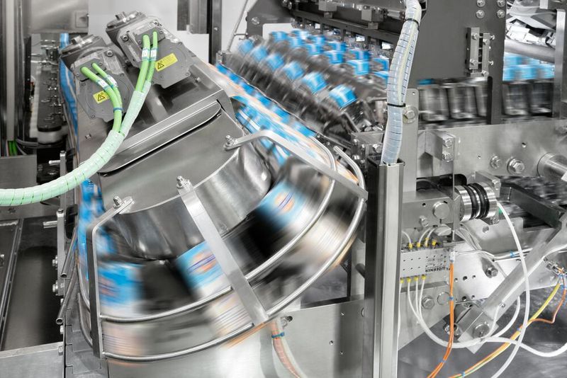 Nachdem eine Kartonpackung in den Füllmaschinen von SIG mit dem Produkt befüllt wurde, wird der Karton oberhalb des Füllstands - noch innerhalb der SIG-Füllmaschine - ultraschallversiegelt. Die Kartonpackungen werden dann vollautomatisch dem nachfolgenden Prozess zugeführt. (Bild: SIG)