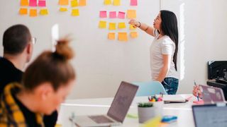 Eine Studie der Bertelsmann-Stiftung hat ans Licht gebracht, dass die Chancen auf dem Arbeitsmarkt mehr Geld zu verdienen mit sogenannten Teilqualifikationen immens steigen. Lesen Sie hier, was für Vorteile man sich in wenigen Monaten damit sichern kann. (Bertelsmann-Stiftung)