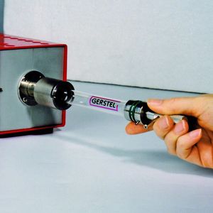 1	 Der Gerstel-Thermal-Extractor erlaubt aufgrund seines groß dimensionierten Extraktorrohres die Aufnahme unterschiedlicher Probearten und -mengen. (Bilder: Gerstel / Textiles & Flooring Institute)