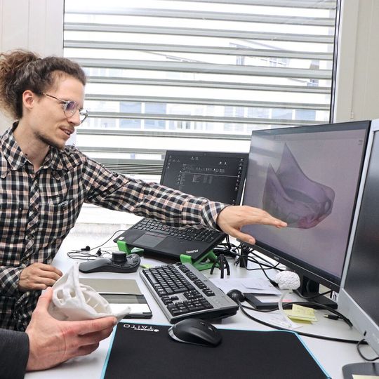Speziell für kleinere Unternehmen: Lazar Bošković und Jörg Straub am WITg simulieren, berechnen und erstellen generativ Prototypen. Speziell für kleinere Unternehmen: Lazar Bošković und Jörg Straub am WITg simulieren, berechnen und erstellen generativ Prototypen.