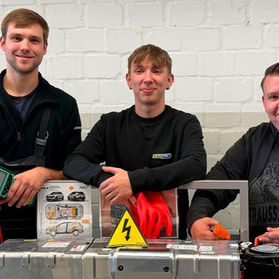 Die drei besten in Schleswig-Holstein (v.l.): Yannik Noack, Michel Fritz Metzger und Paul Luka Schopenhauer.
 (Bild: Kfz-Gewerbe Schleswig-Holstein)